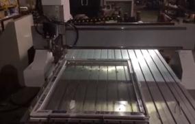 玻璃門邊角打膠-香芋機(jī)電